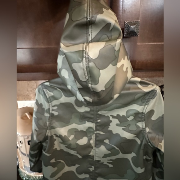 Old Navy Green Camouflage Kids Raincoat - Picture 3 of 7